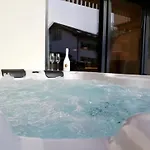 Berger Mit Eigenen Whirlpool Im Garten