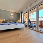 Berger Mit Eigenen Whirlpool Im Garten Garmisch-Partenkirchen