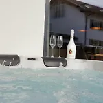 Berger Mit Eigenen Whirlpool Im Garten *