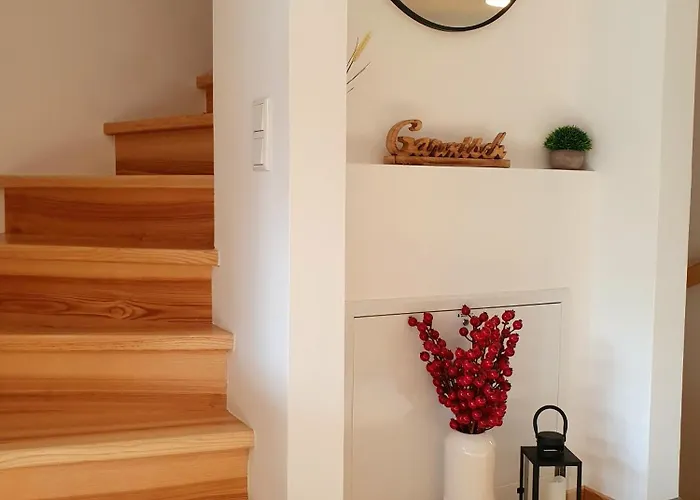 Berger Mit Eigenen Whirlpool Im Garten * Γκάρμις-Παρτενκίρχεν