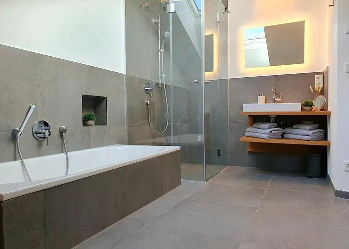 Berger Mit Eigenen Whirlpool Im Garten * Γκάρμις-Παρτενκίρχεν