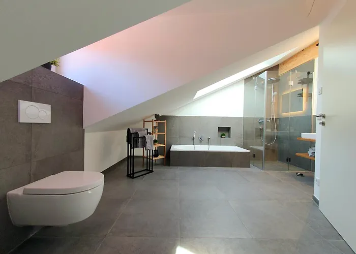 Berger Mit Eigenen Whirlpool Im Garten * Γκάρμις-Παρτενκίρχεν